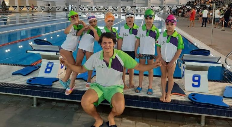 Read more about the article Răbdător și blând, Felix face terapie prin înot cu micuții cu dizabilități