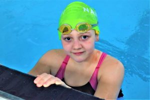 Read more about the article Teodora, micuța campioană la înot, care iubește pictura, dar și matematica