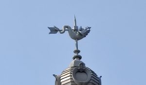 Read more about the article Misterele Târgoviștei: Balena cu coroniță din vârful turnului primăriei