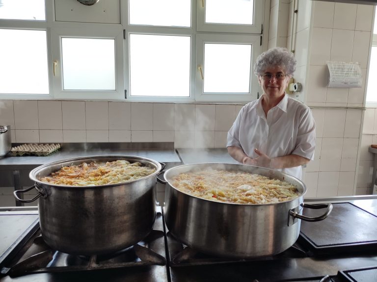 Read more about the article Doamna Dorina pregătește de 27 de ani mesele de sărbătoare ale nevoiașilor Târgoviștei
