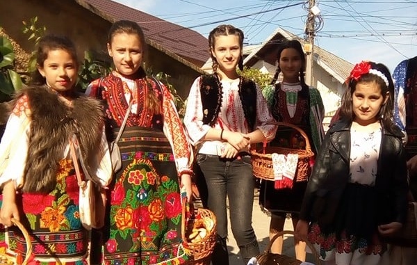 You are currently viewing Lăzărița, un obicei al bulgarilor târgovișteni care aduce aminte de minunea învierii lui Lazăr