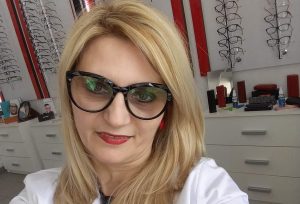 Read more about the article De 30 de ani, Iuliana Floroiu face ochelari pentru sănătatea ochilor târgoviștenilor