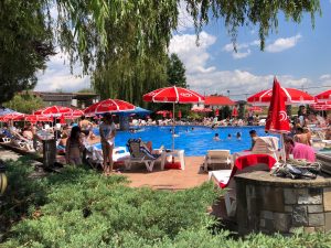 Read more about the article Hai la piscină! Petrecere în această sâmbătă la Daso Cado