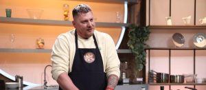 Read more about the article Târgovișteanul Gabriel Drăgușanu a impresionat juriul „Chefi la cuțite” cu talentul și povestea lui