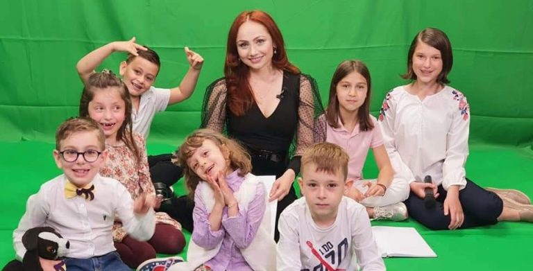 Read more about the article Actrița Camelia Varga îi învață pe copiii Cetății tainele teatrului și televiziunii