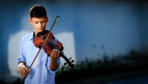 Read more about the article Matei Minea a găsit echilibrul perfect între sportul de contact și cel mai sensibil instrument muzical