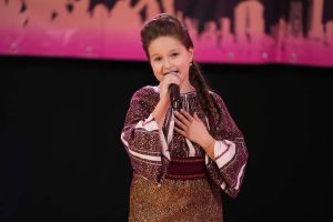 Read more about the article La numai 10 ani, Daria Stan face primii pași în muzica populară, câștigând Trofeu după Trofeu