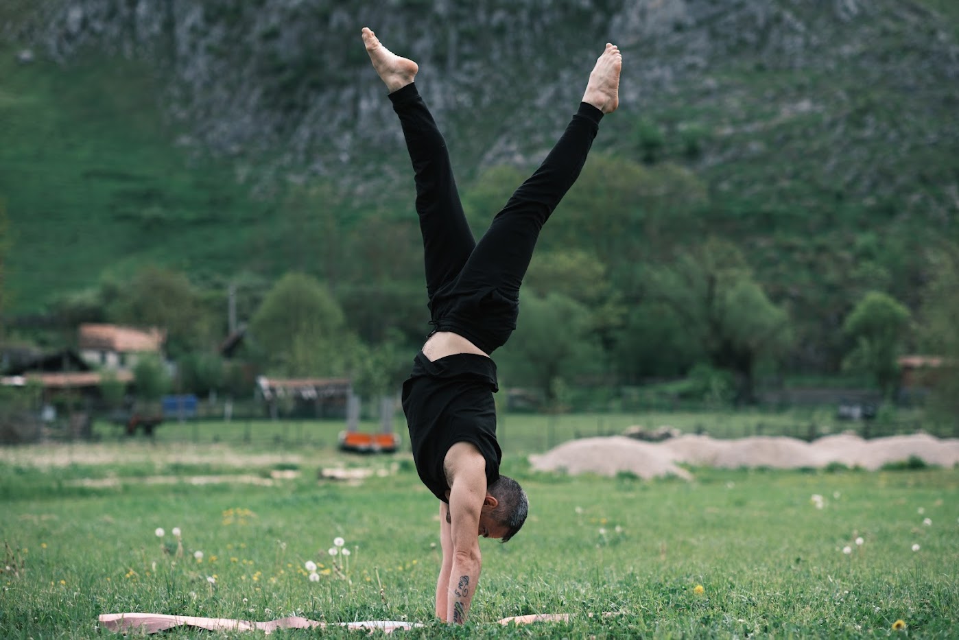 You are currently viewing Silviu Constantinescu, profesor yoga: „Nu poți să faci ceva mai bun pentru tine decât să te miști”