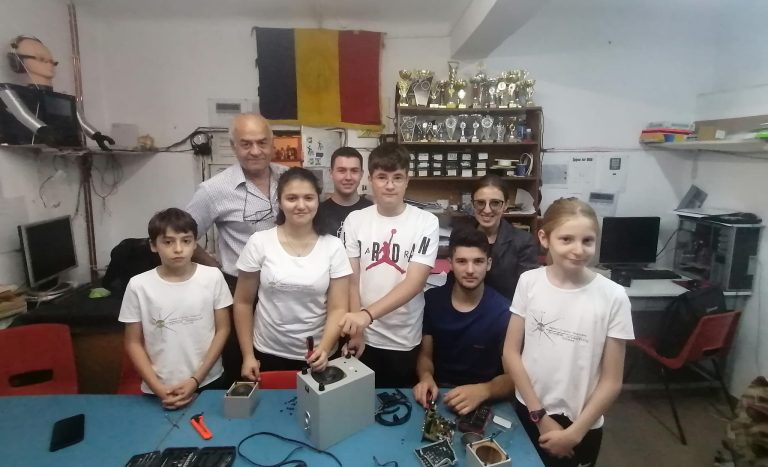 Read more about the article Noi premii internaționale pentru elevii cercului de robotică de la Palatul Copiilor Târgoviște