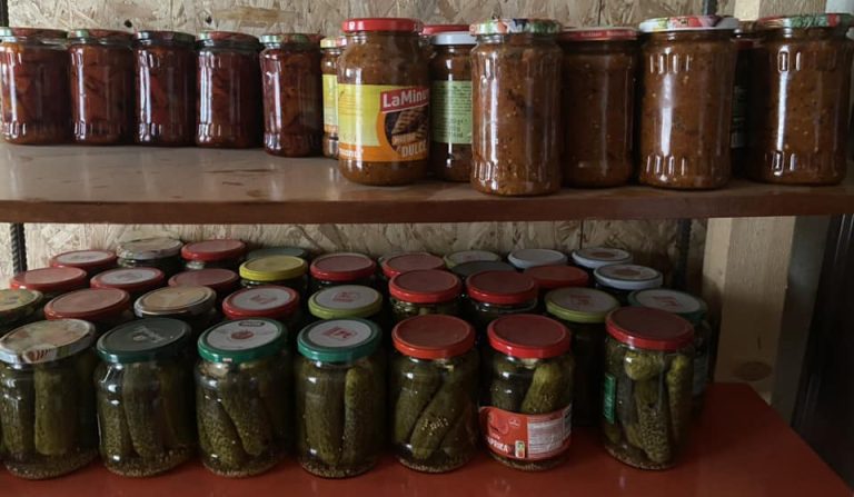 Read more about the article Gospodinele târgoviștence și-au pregătit conservele pentru iarnă