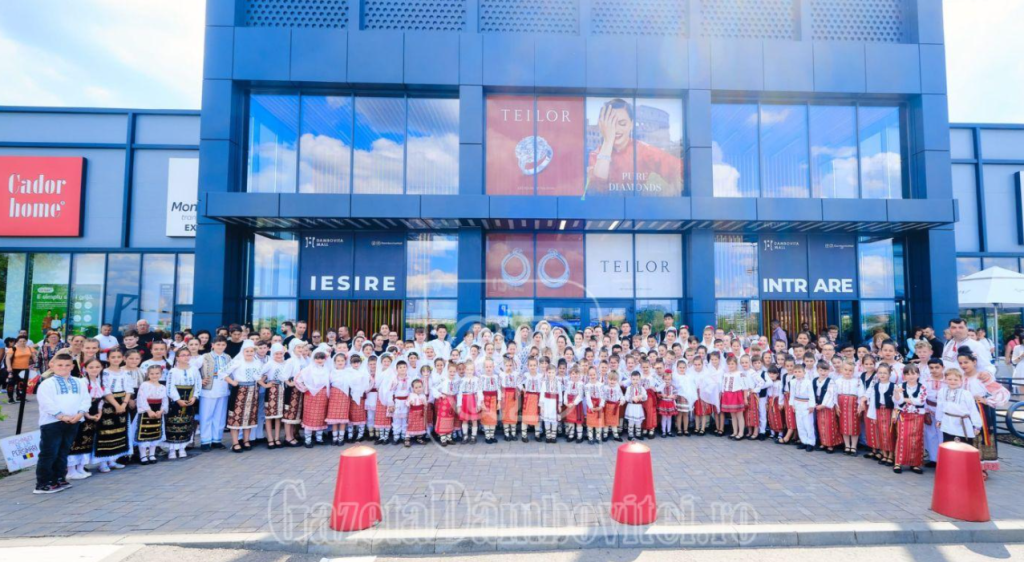 FOTO: 170 de copii dâmbovițeni au susținut momente folclorice, pe terasa Dâmbovița Mall