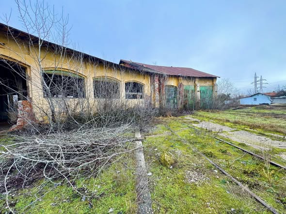 Primăria Titu va amenaja o parcare de 300 de locuri și va reabilita clădirile fostei remize CFR