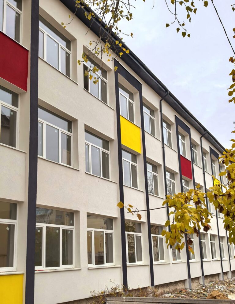 Read more about the article Teren multifuncțional și spațiu de relaxare pentru elevii de la Școala „Grigore Alexandrescu”