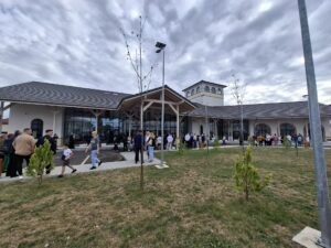 Read more about the article Centrul Cultural Titu și-a început activitatea dedicată copiilor. Programul include cursuri gratuite de muzică, dans, teatru și pictură, coordonate de profesori și voluntari.